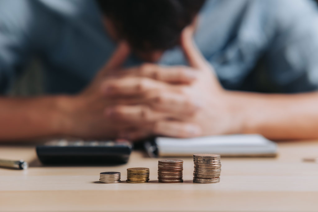 Persona calculando un saldo de taxes vencido del IRS con multas e intereses
